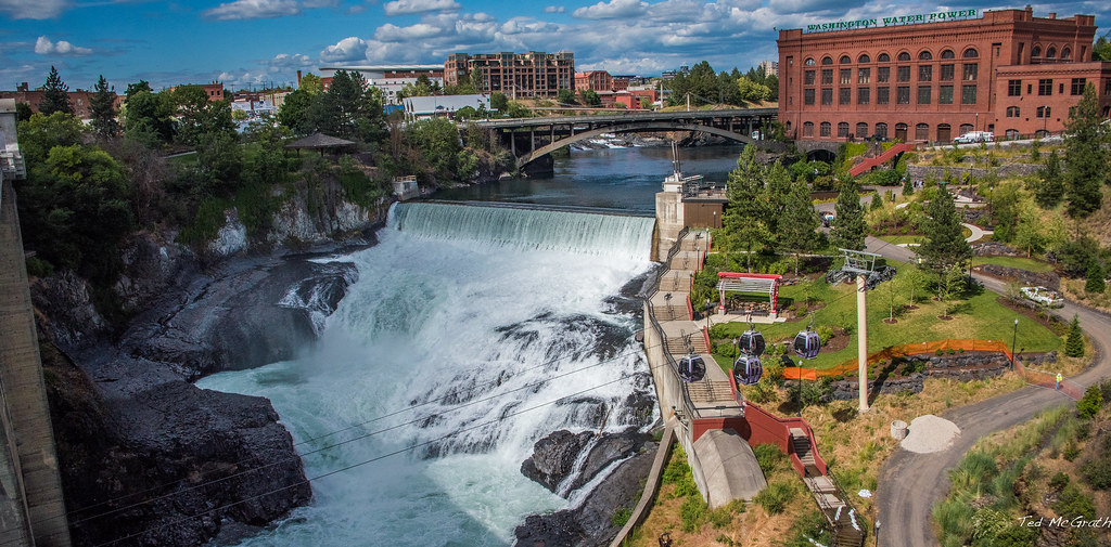 Beautiful Spokane Washington waterfalls downtown