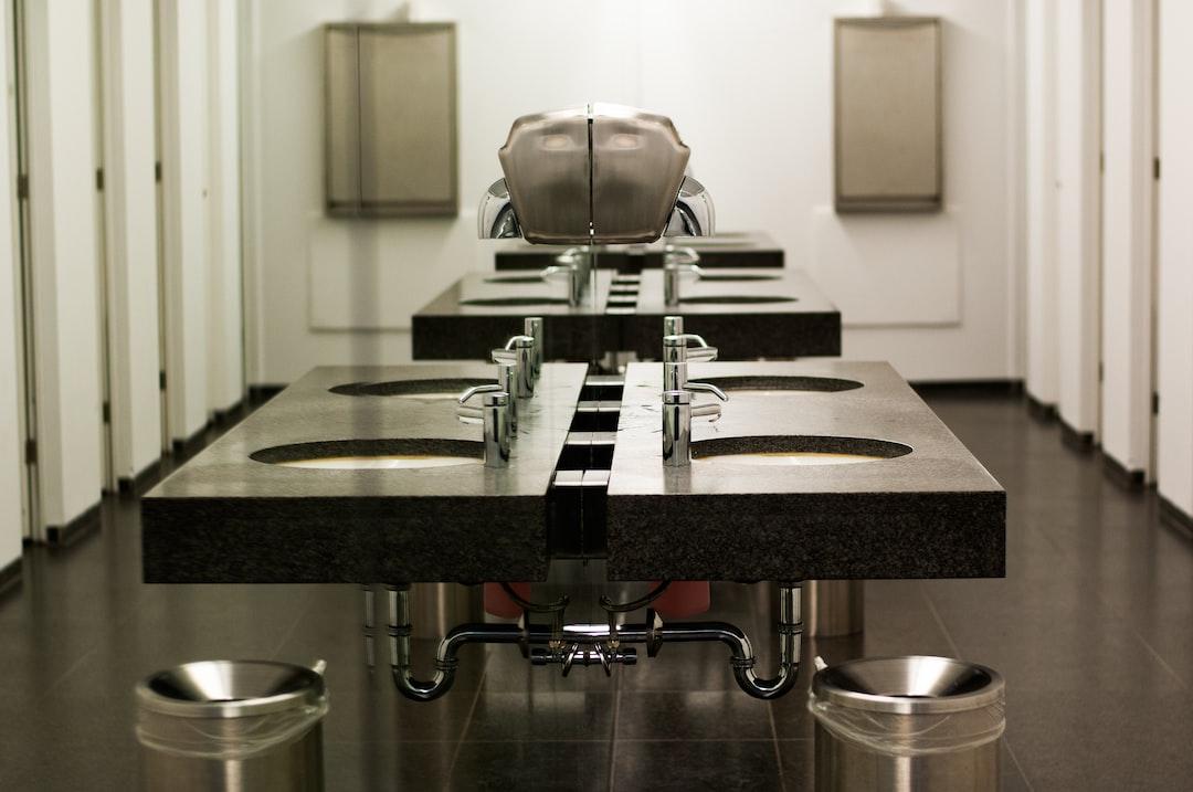 Choosing a Partition that Aligns with Your Office Bathroom Design